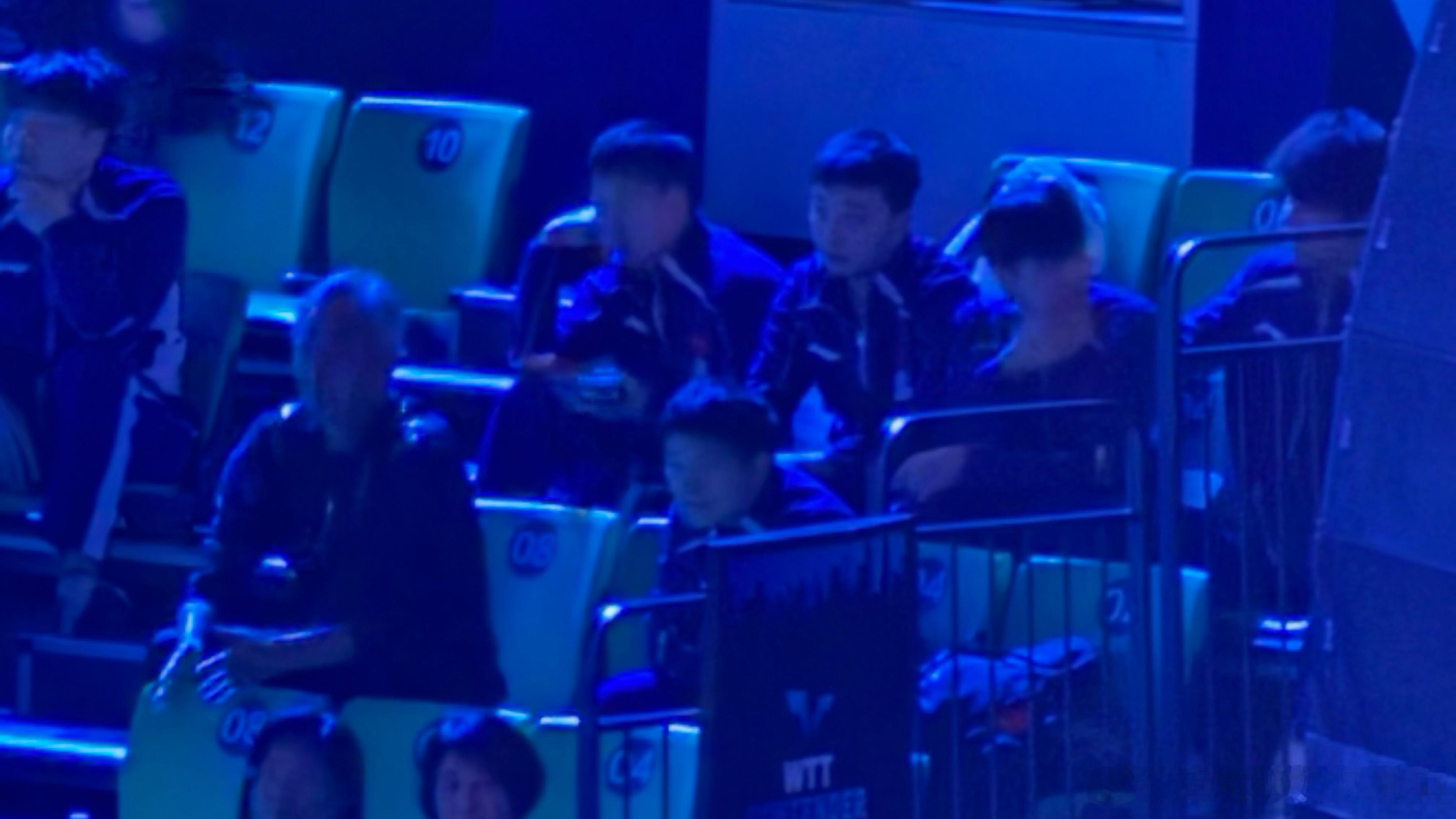 温瑞博1-2吉村真晴大黑脸有点紧张（双手前屈 身体靠前） 