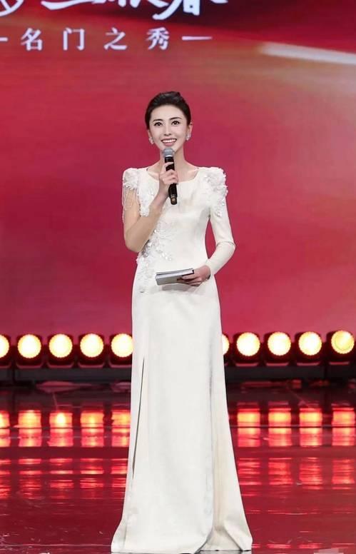 央视新生代最好看的主持人，没有之一。

她一出场，脸上就带着微笑，高挑的身材，不