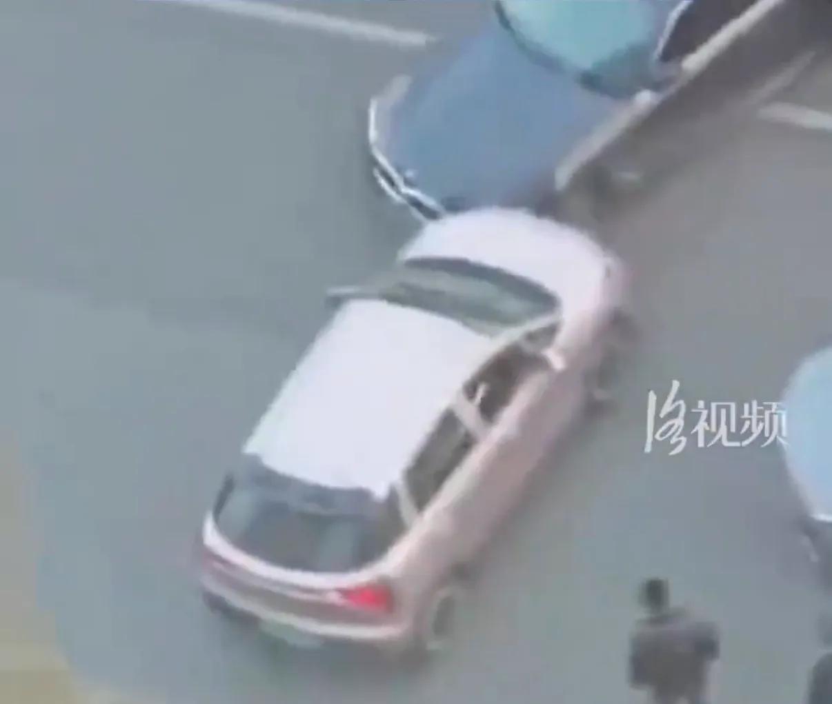 两车发生事故，女子下车狂踩对方引擎盖！男子怒了，倒车、加速、撞击——连续三次！这