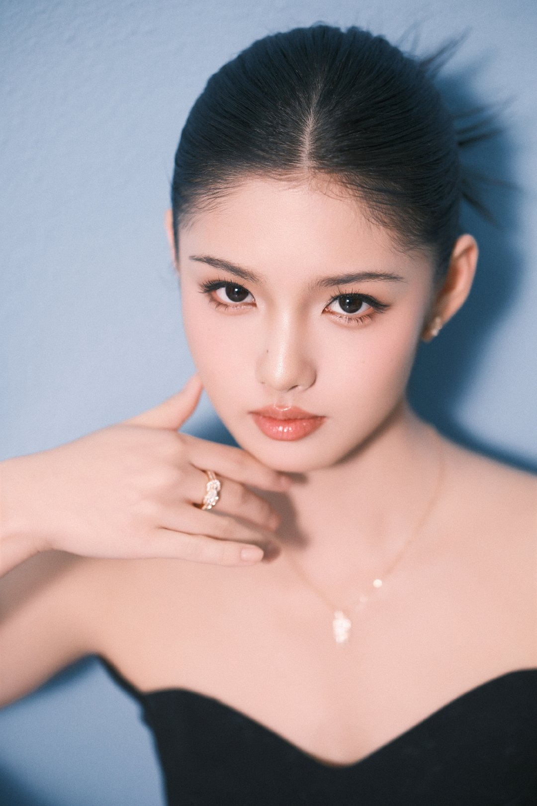 艾米新刊封面，收获自己的主流时尚杂志首封，确实颜值出众！