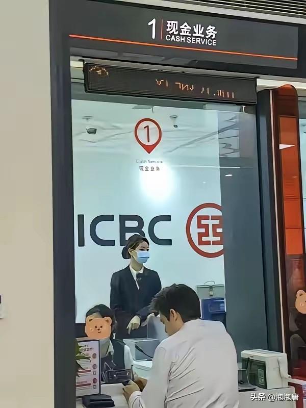 我表哥在工行上班，他告诉我，现在哪怕再有钱也千万不要去买黄金了。只要霍尔木兹海峡