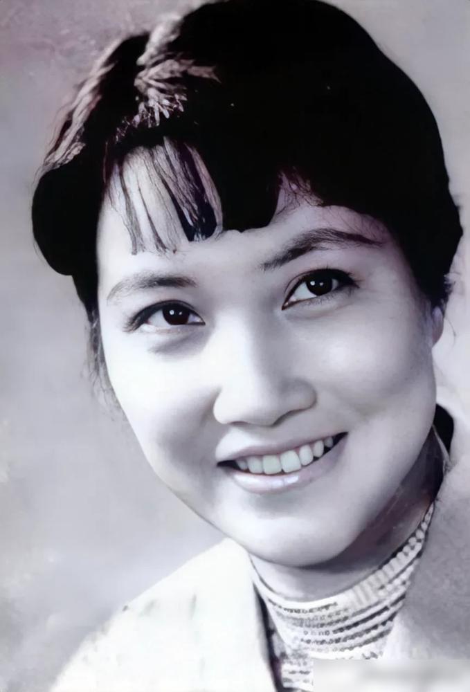 在1961年，她凭借一部影片中的精彩演绎获得了首届百花奖最佳女演员的殊荣。次年，