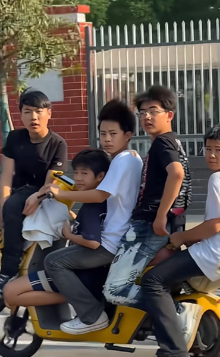 不得不说，小男孩技术是真好，骑的还挺稳。这两块钱花的值啊！
车筐子真结实！开车的