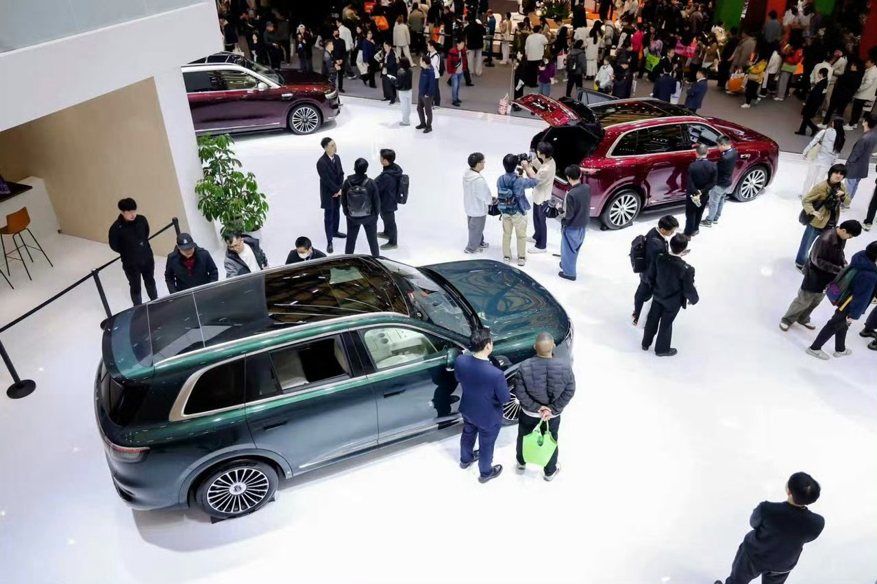 逛华为展看鸿蒙车AWE华为展台太火了！现场人挤人，鸿蒙智行占据C位，问界、智界、