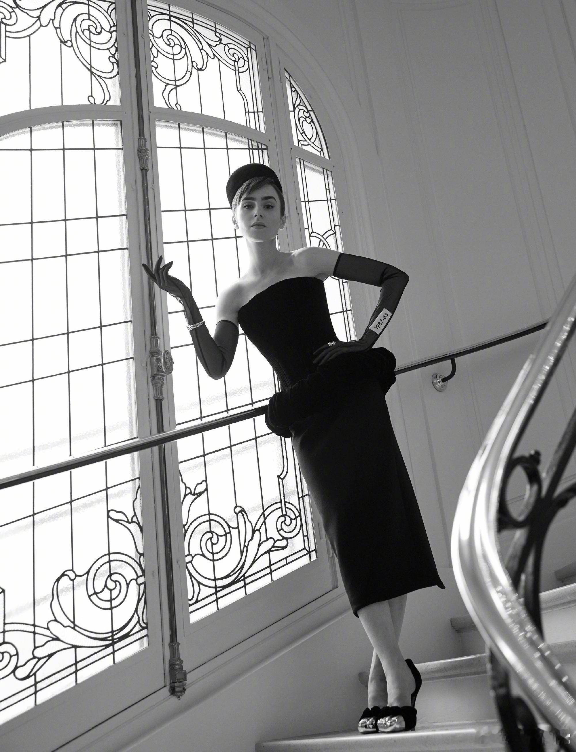 莉莉柯林斯要演奥黛丽赫本了据Deadline，莉莉柯林斯将在一部讲述《蒂凡尼的早