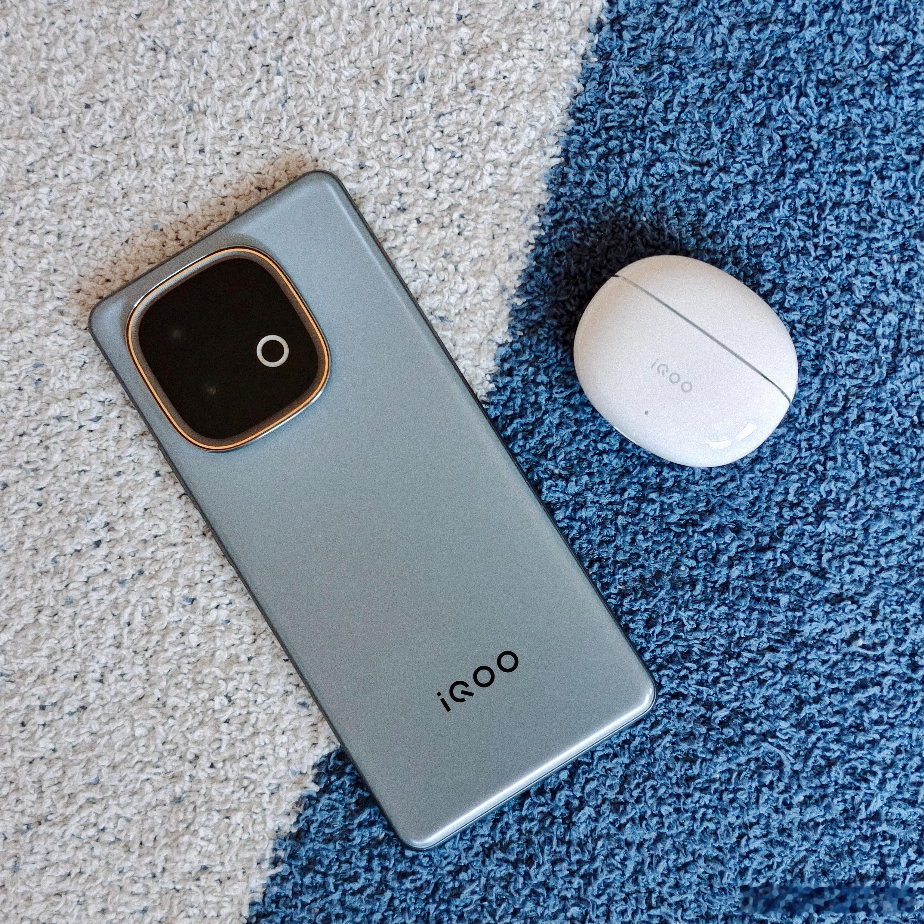 iQOO Z10 Turbo+图赏，上手的第一反应是这机子太