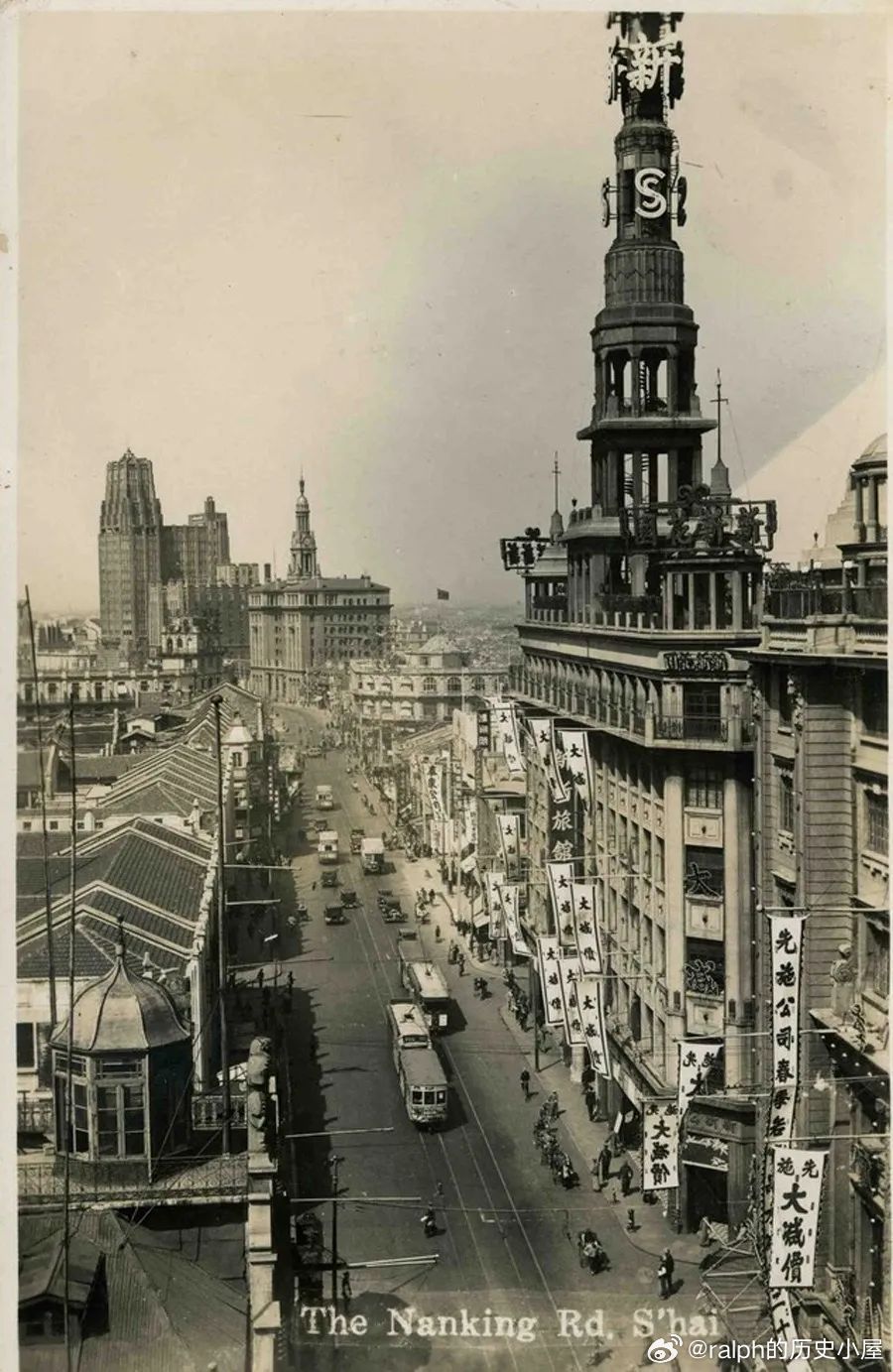 30年代南京路由东向西视角，新新百货公司楼顶的新新花园招牌清晰可辨历史影像