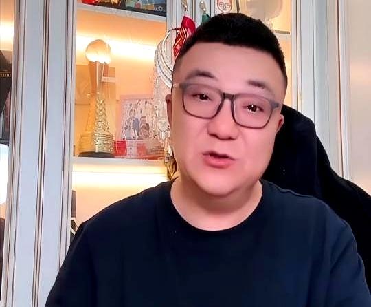 海港三球把比赛带走时，屏幕前都沉了。
董路一句话扎耳：泰山不是败给海港的强，而是