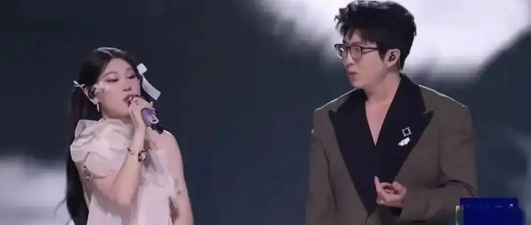 抢拍那一下，全场心脏骤停
 
沈小姐突然拔高音，毛不易只抬了下手，没停，也没皱一