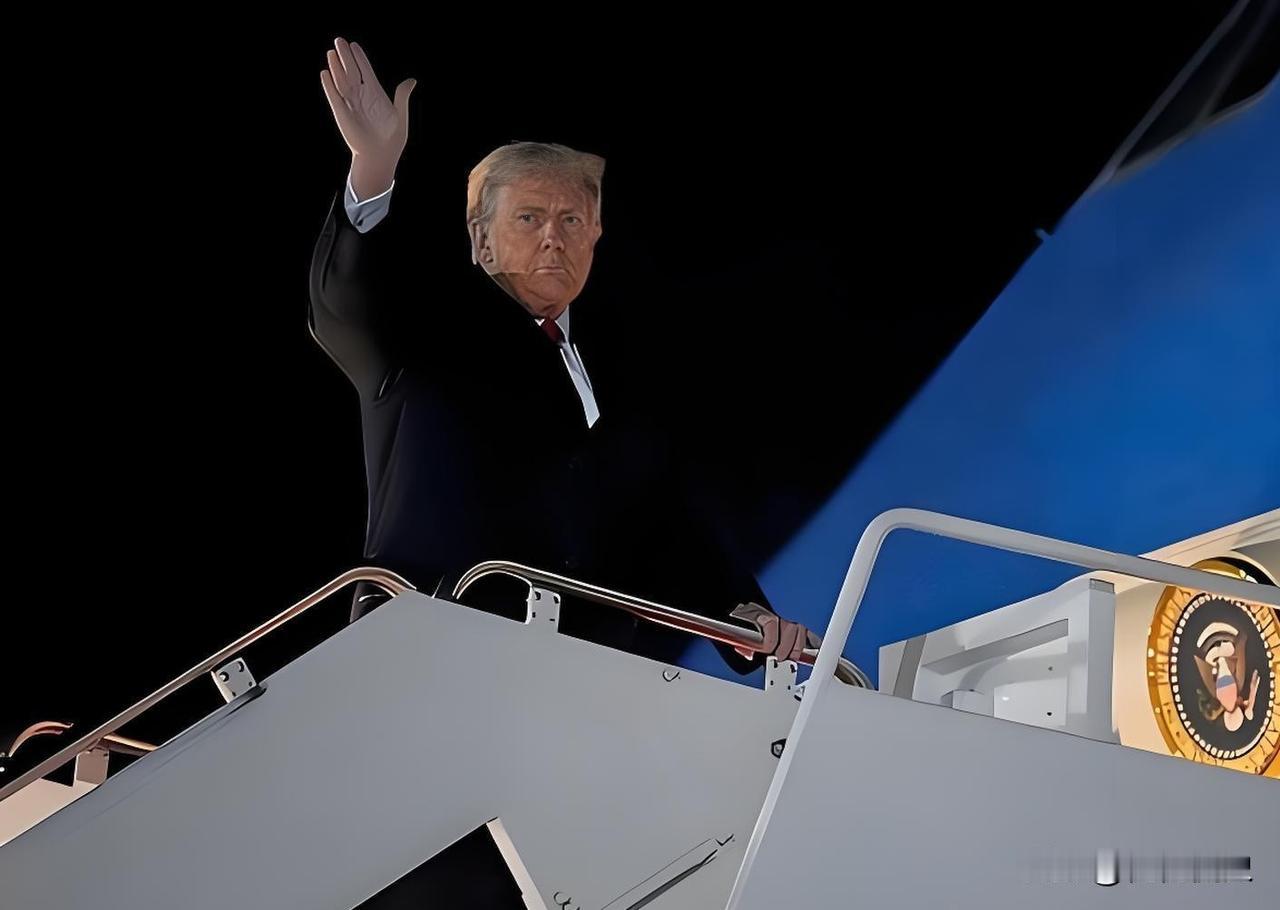 美国急了，喊话中国！
 
当地时间1月4日，特朗普在空军一号上释放重磅信号：一边