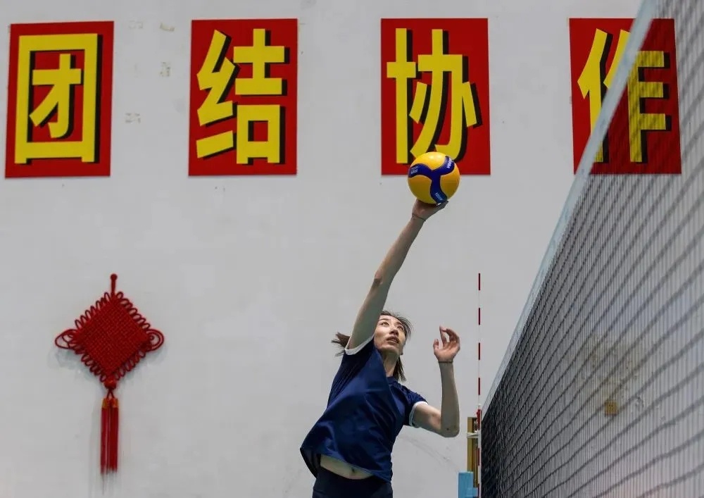 中国女排明天出发巴黎，加油[加油][加油] #中国女排##奥运会##排球# ​​