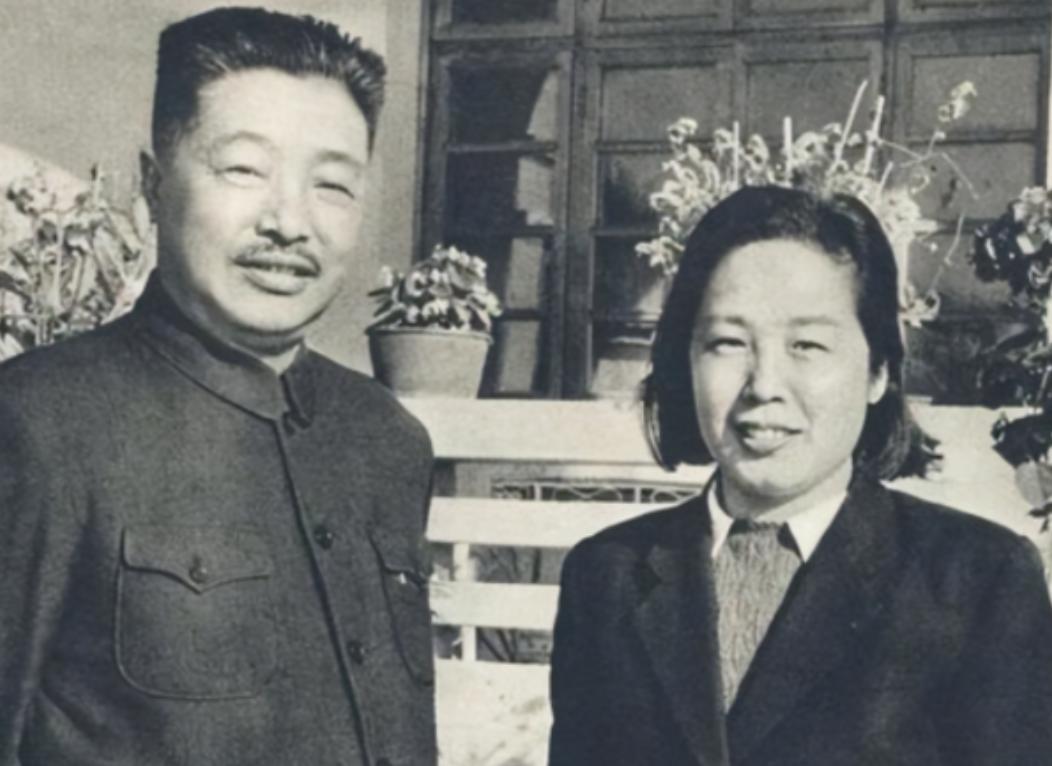 1942年，贺龙娶了比他小20岁的女学生，毛主席瞅了瞅，打趣说了一句！

麻烦看
