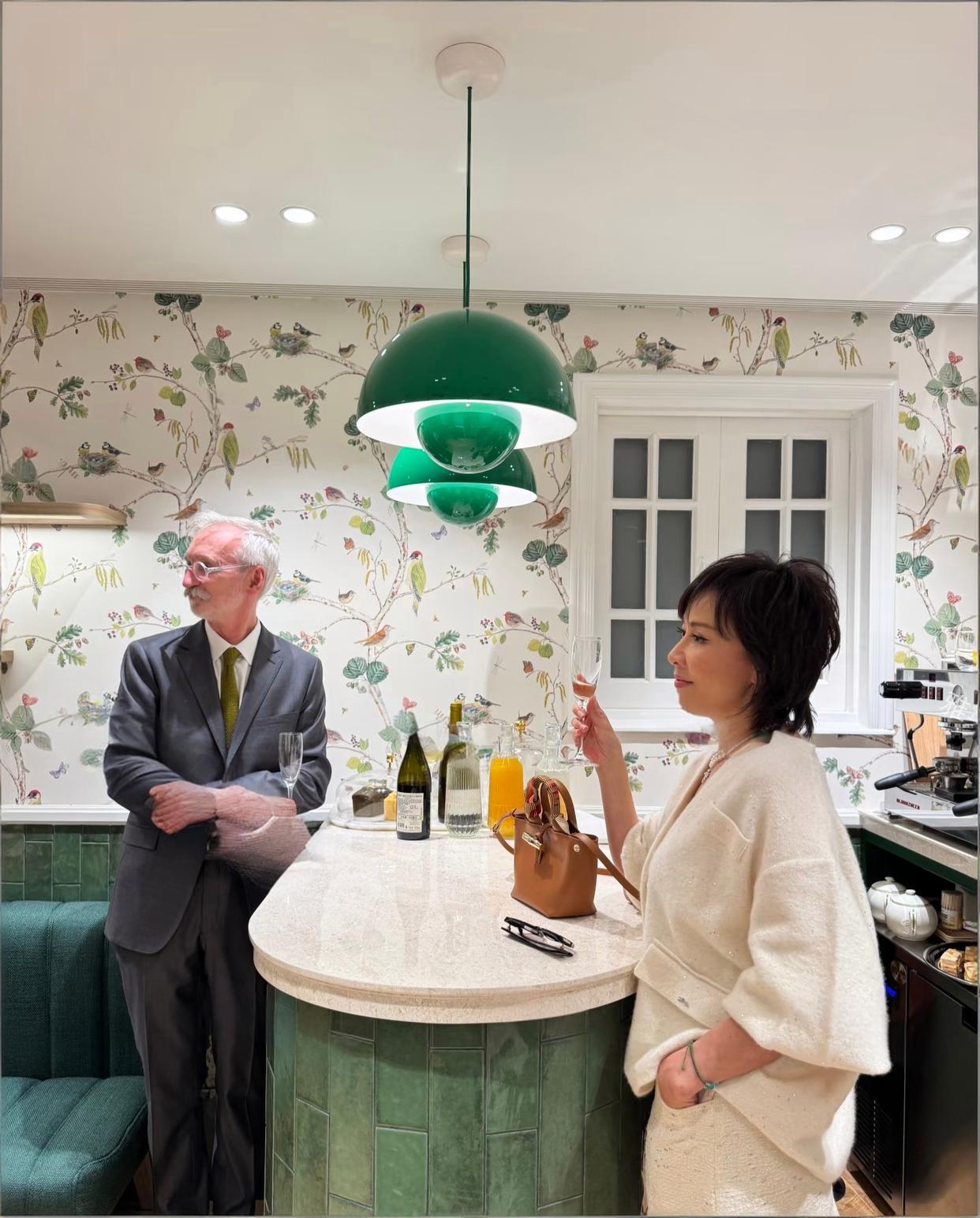 刘嘉玲本人虽然长相不惊艳，但身材超好苗条轻盈一双美腿又细又直!上海线下活动遇到她