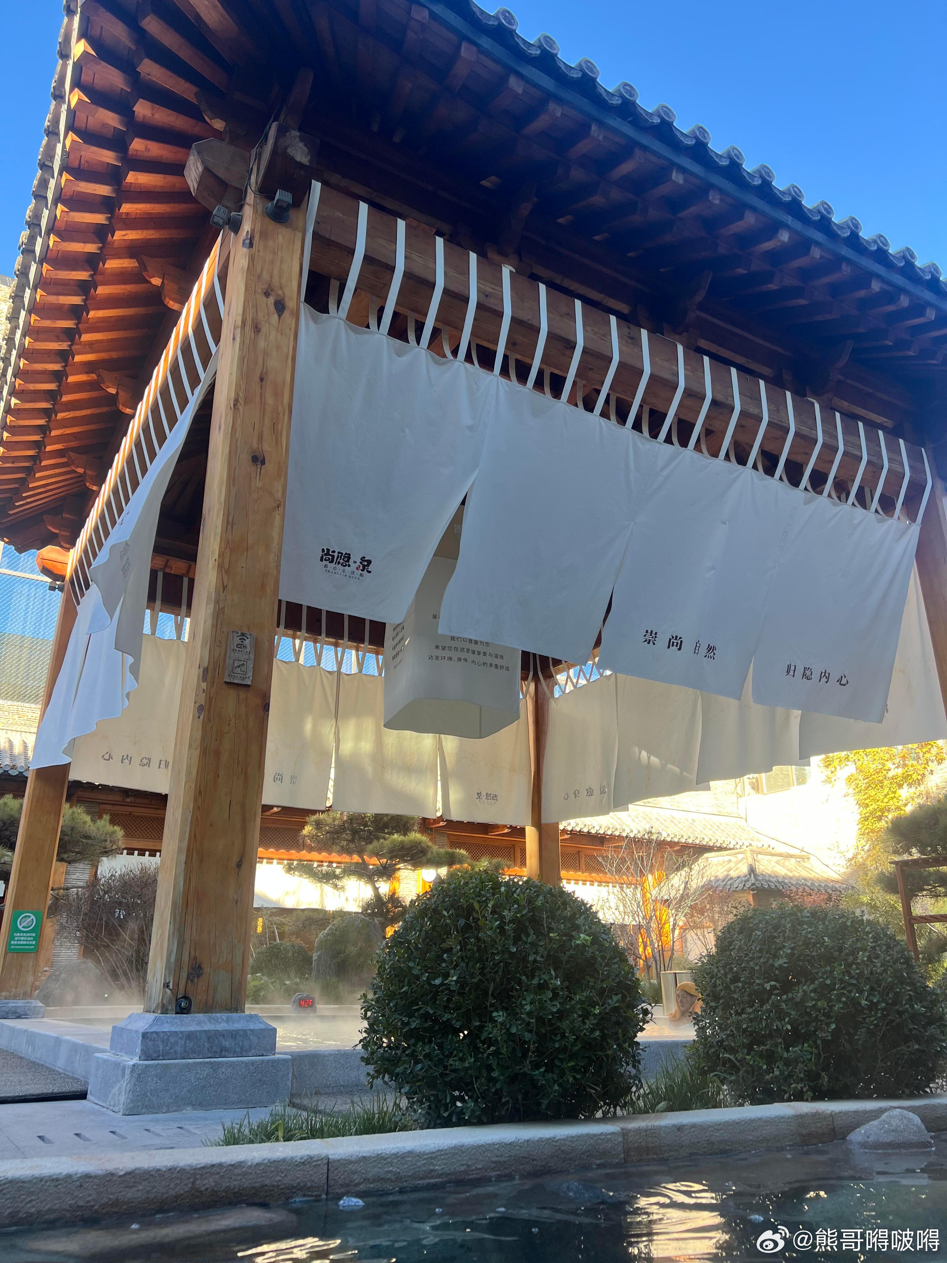 泡温泉感染HPV的概率确实极低，有医生甚至调侃这“比冬季在西湖边被雷劈的概率还低