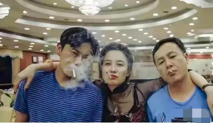 哇哦，52岁的宋佳红唇叼烟的样子好妩媚妖娆呀！她双臂搂着的男星我只认出了照片右侧