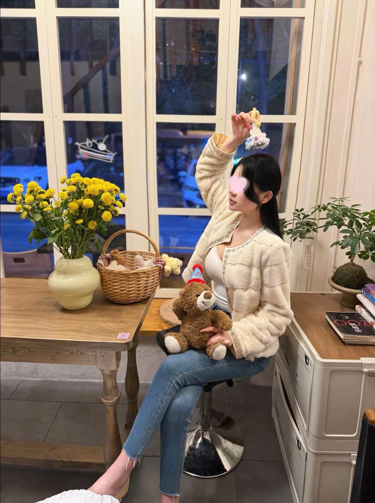 花影摇曳间，少女轻抚玩偶。