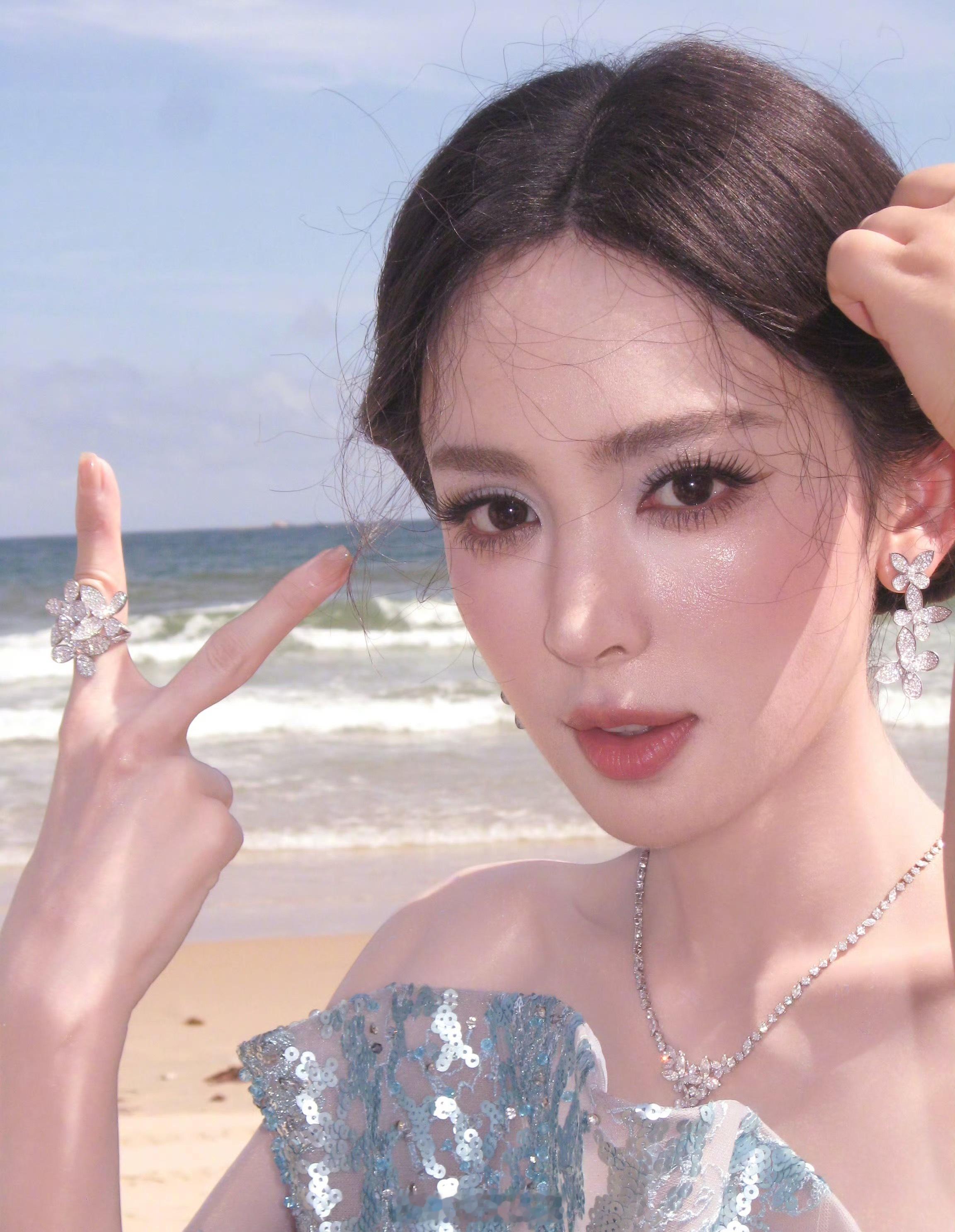 海洋Queen娜扎胜利完结手势be like： 