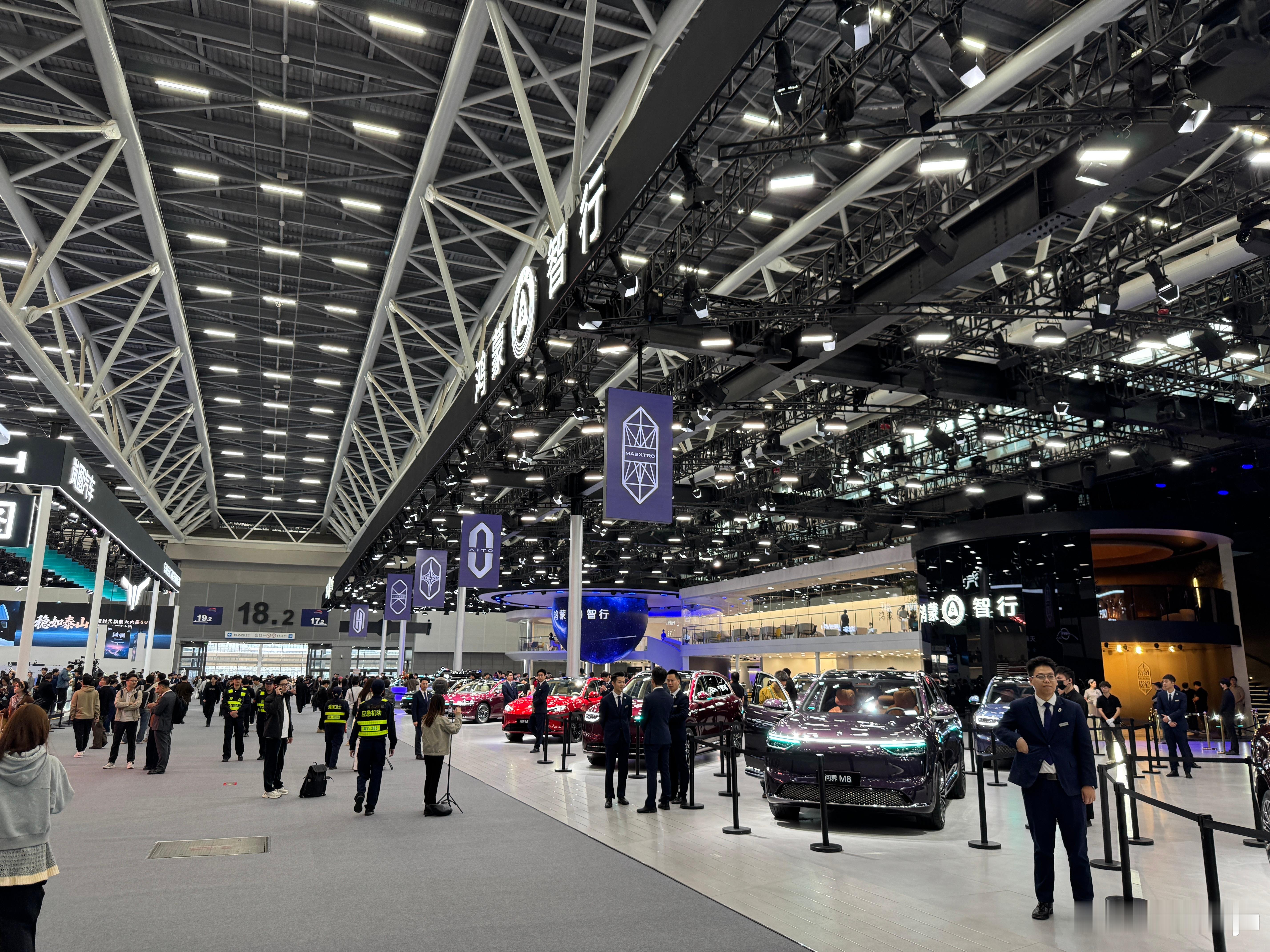 鸿蒙智行5个品牌摆一溜，孩子多的好处，家庭地位一目了然吧哈哈哈