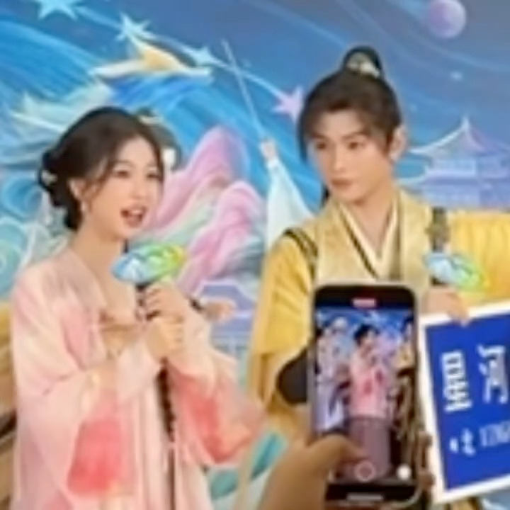 舒心玉溪 两个萌萌小糖豆人呦#虞书欣丁禹兮穿着古装扫楼##永夜星河团综# ​​​