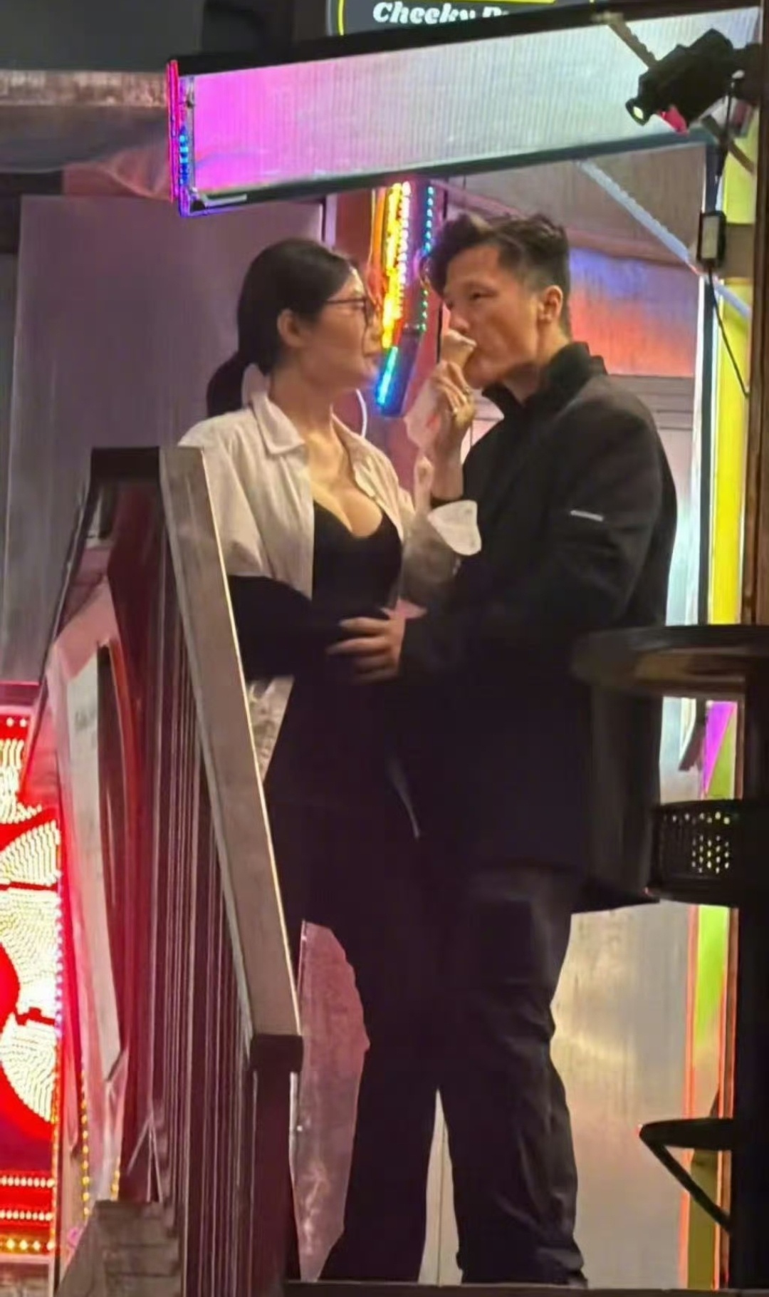 媒体也是有意思，说人家徐冬冬好像怀孕了，理由是看到徐冬冬跟老公出门的时候，她老公