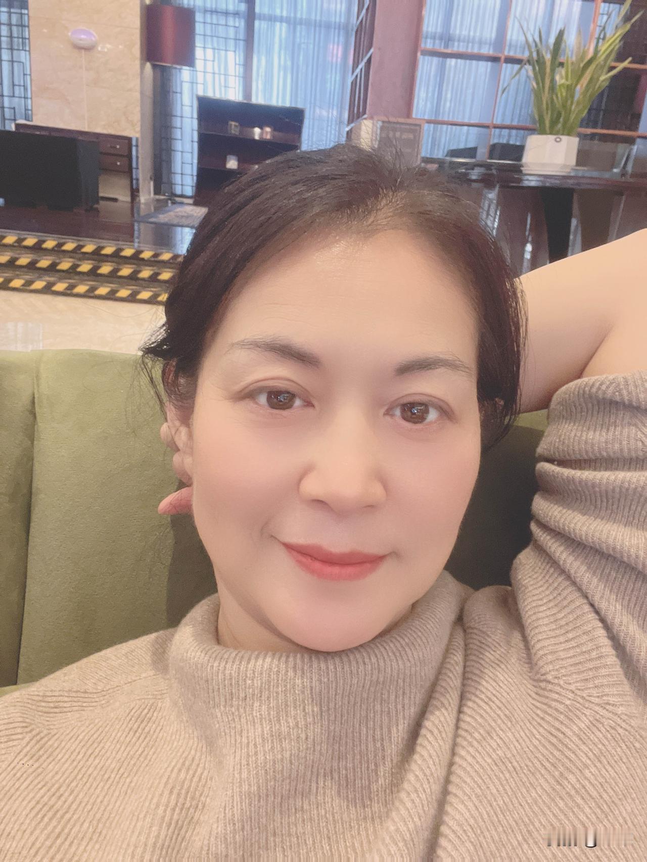 我是54岁的老阿姨。

今天我化了个妆，化妆后看看镜子里的自己感觉还挺俊啊！[捂