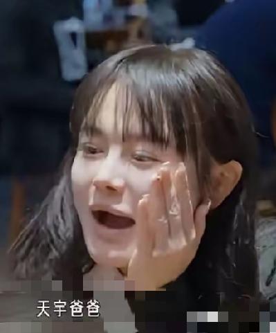 冉莹颖说过去邻桌敬个酒，
然后跟那帮外国人聊了30分钟，然后邹市明就像个白 痴一