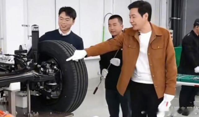 雷军称小米车轮子撞掉是丢轮保车 我确实没想到，“丢轮保命”这个小细节真的被很多人