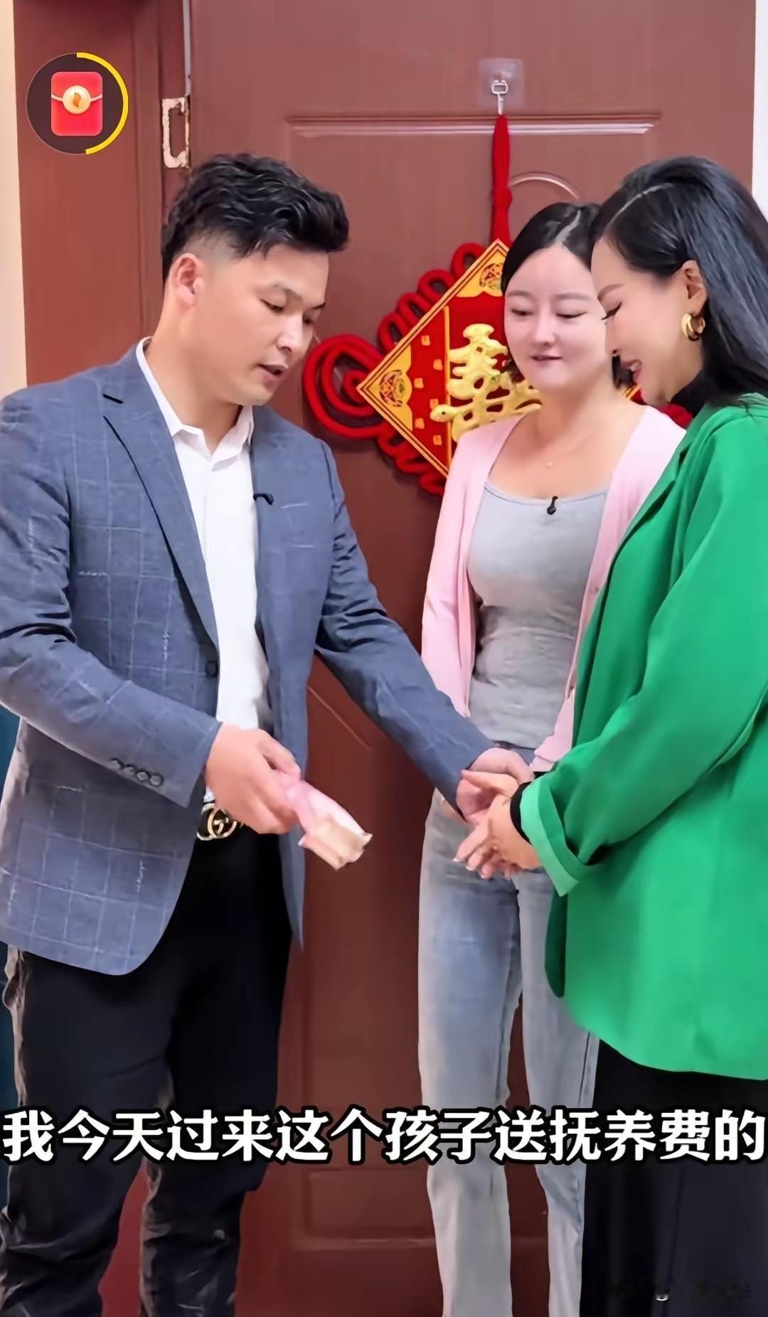 离婚三年，他每月准时送来生活费。那次她突然叫住他，往他手里放了葱和姜，丈夫百思不