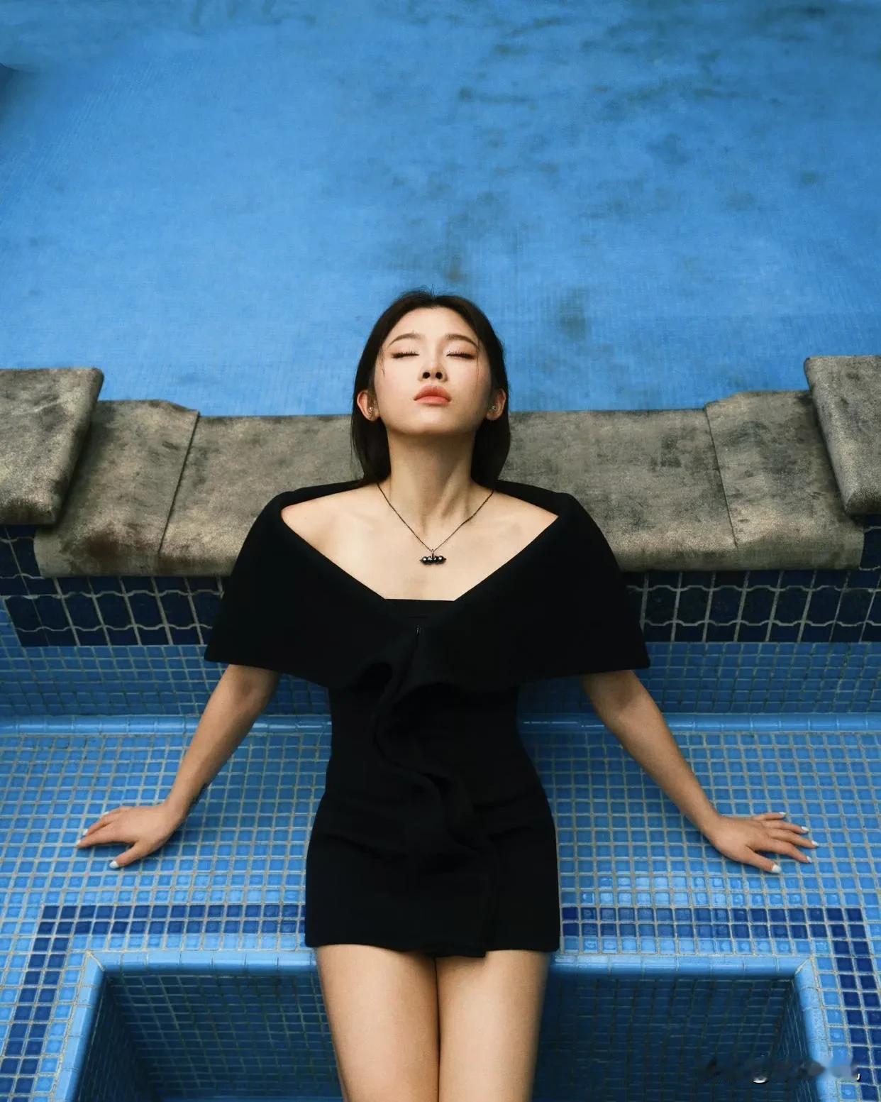 吴艳妮，又秀美照了，这次穿黑色超短裙，与自己的白色皮肤形成鲜明的对比，看起来特别