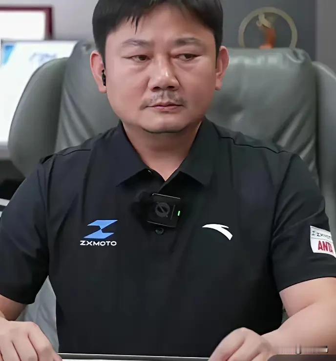 6月3日，张雪突然引发了网友热议。原因是在当晚的直播中，他当着数万观众的面，直接
