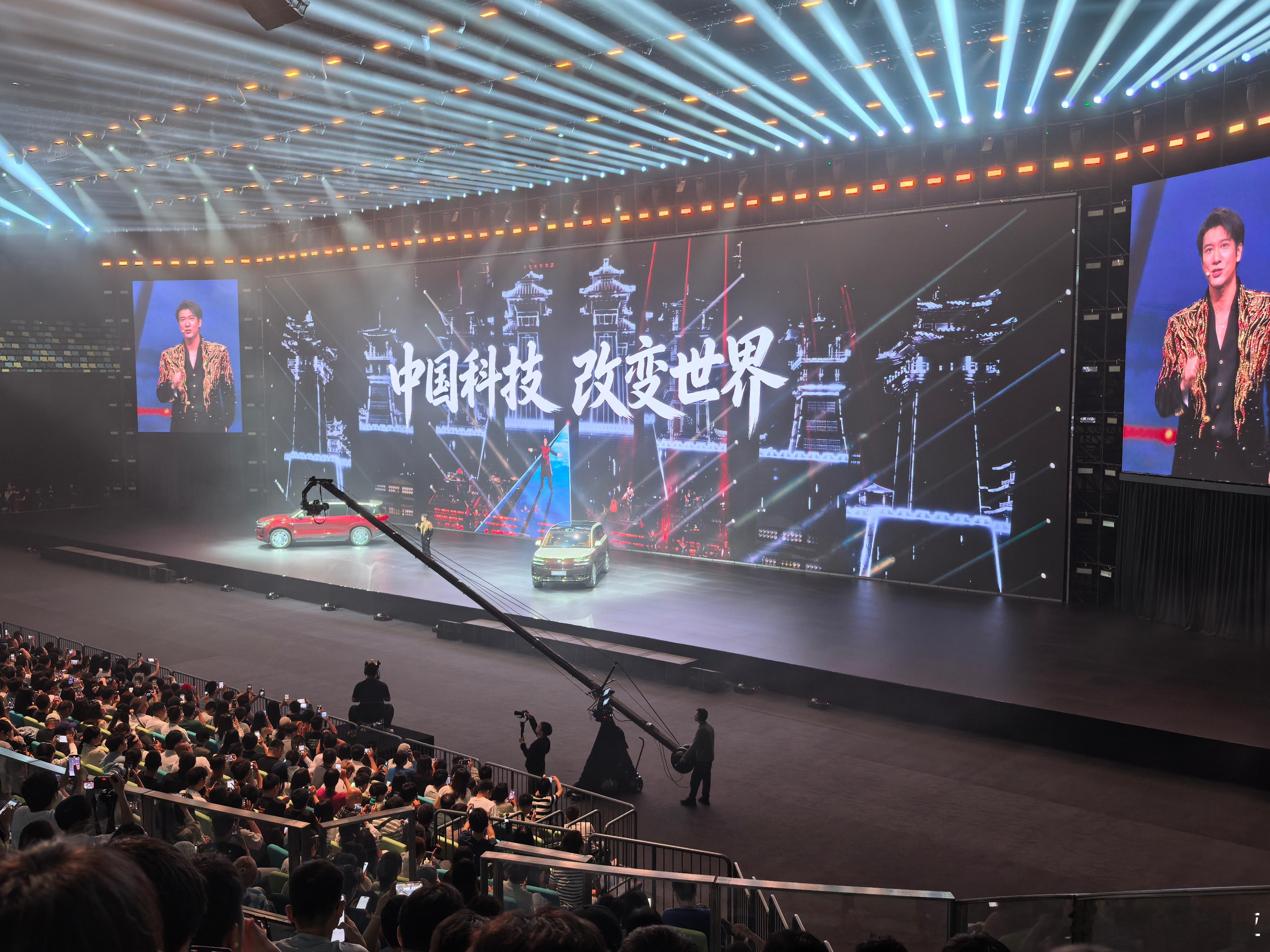 王力宏的演讲节奏感真棒！而李慧声线偏沙哑 