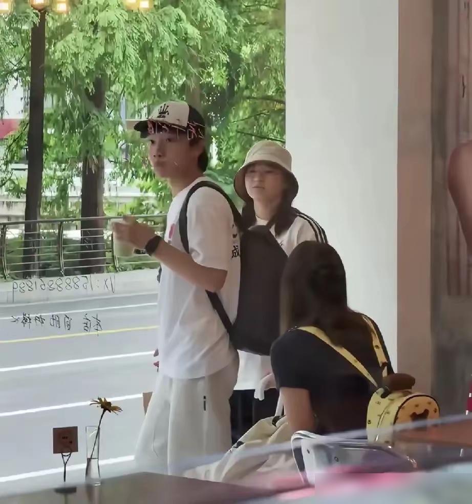 奥运冠军在面包店被偶遇，这画风你敢信？
巴黎夺金后，全红婵进入休整期，最近在杭