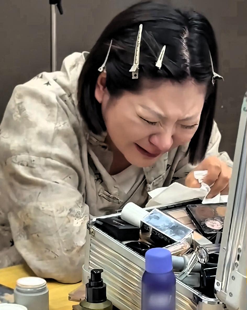 网红直播崩盘、前夫威胁难离婚、生命威胁成悬念.
王暖暖这几天在直播间哭到吐，说自