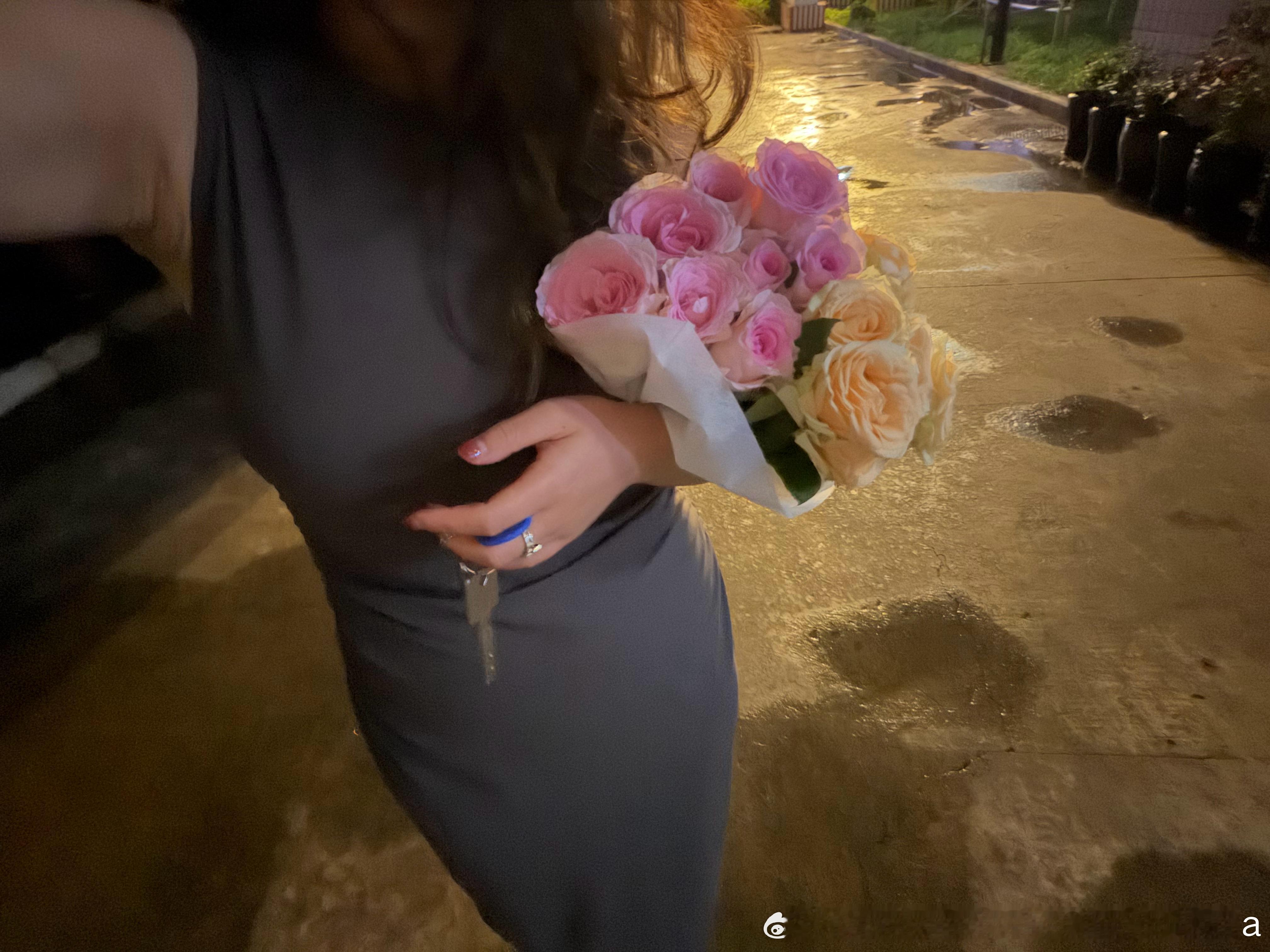 雨夜抱花等人一起去买宵夜 