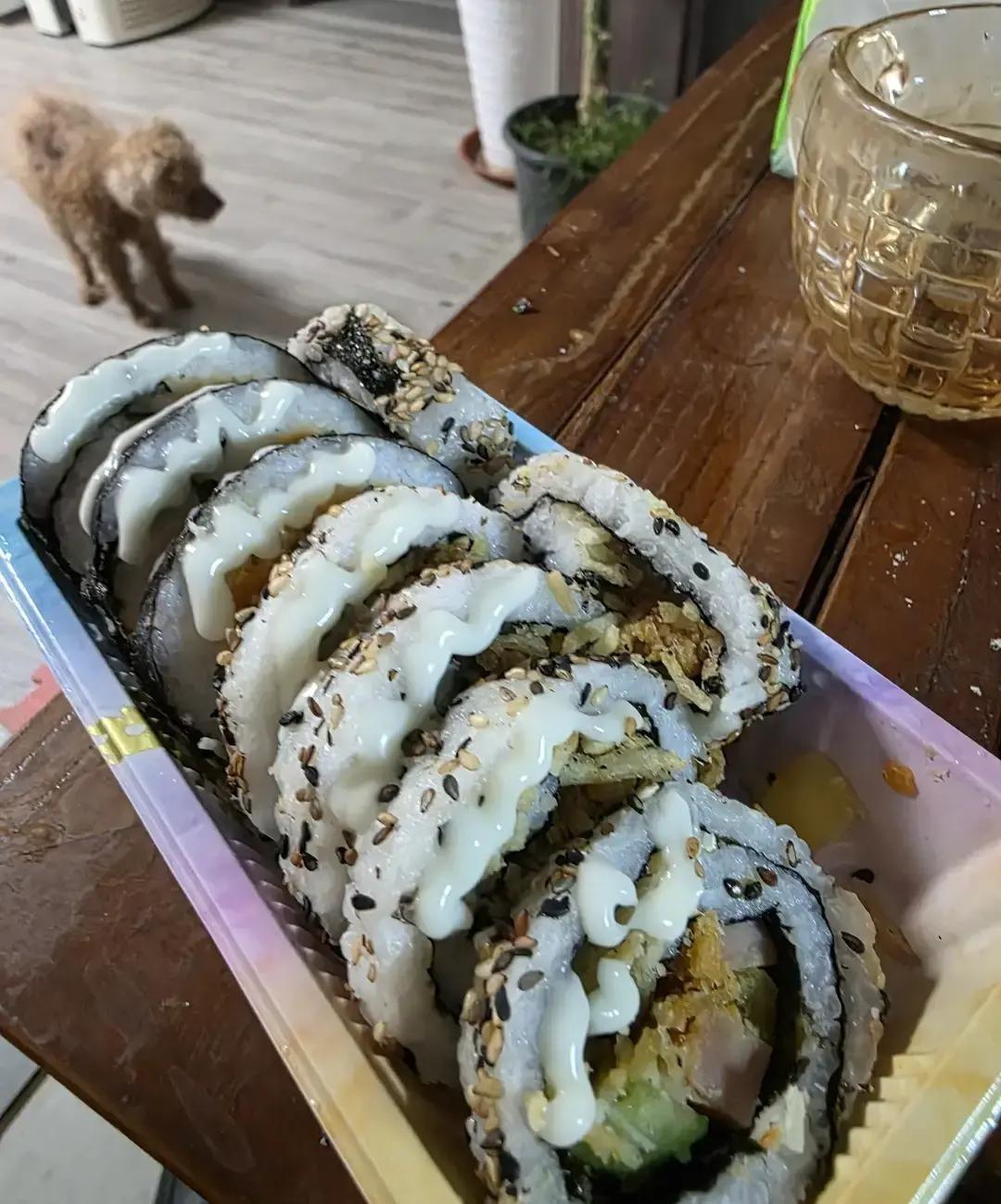 回老家陪老妈六天，我彻底躺平。
以前看她半夜啃凉馒头就叨叨，这次闭嘴装没看见。