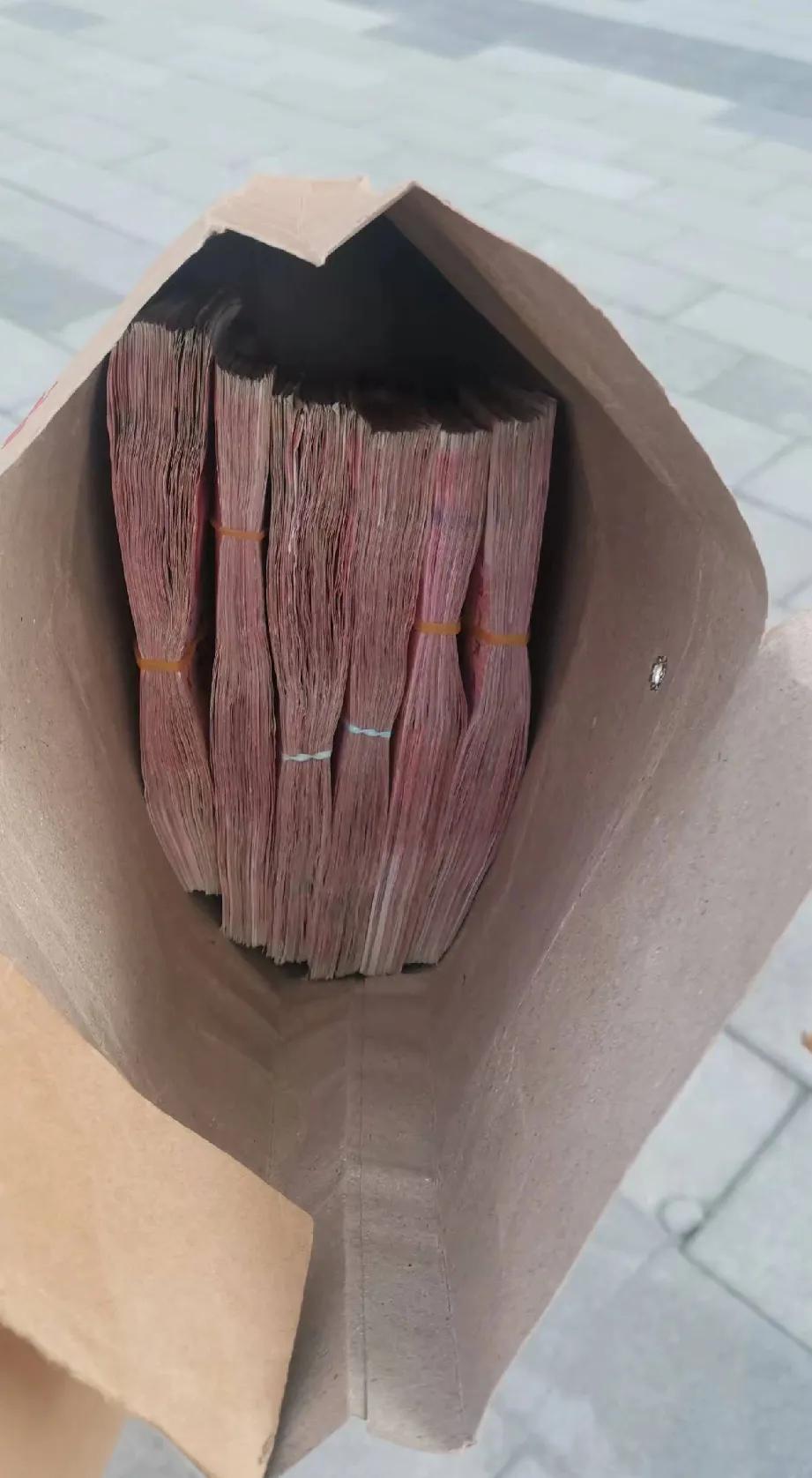 我是一个普通的打工族，每个月工资为5000元，我非常喜欢汽车，我用了十年的时间攒