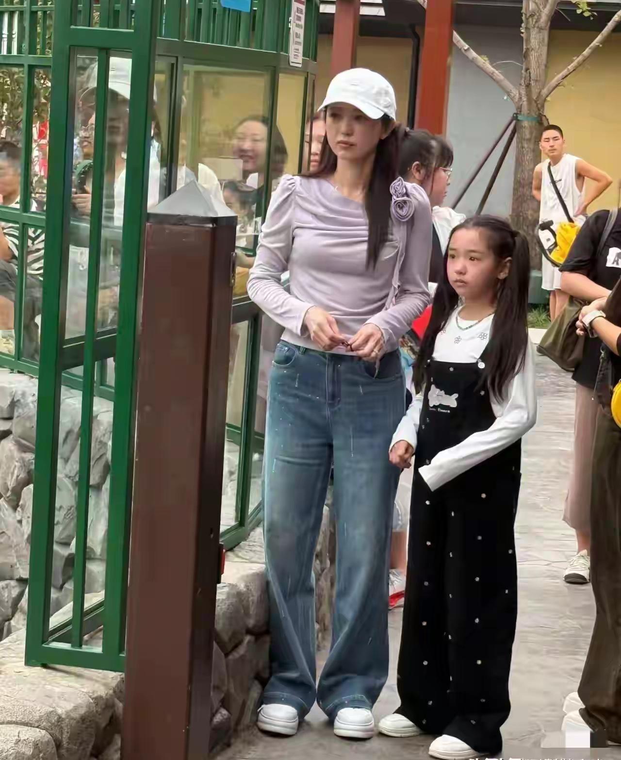 46岁！这样还被喷太普啊？
董璇和小酒窝国庆出门被拍到生图，
好多人说这么普，