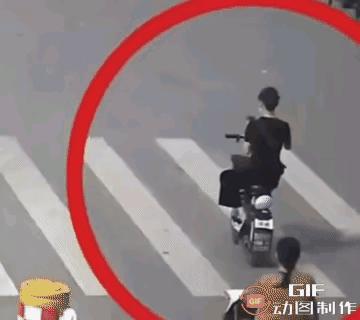 这段监控画面，看得不少网友心里发紧。一名电动车骑手行驶在斑马线上，全程盯着手机，
