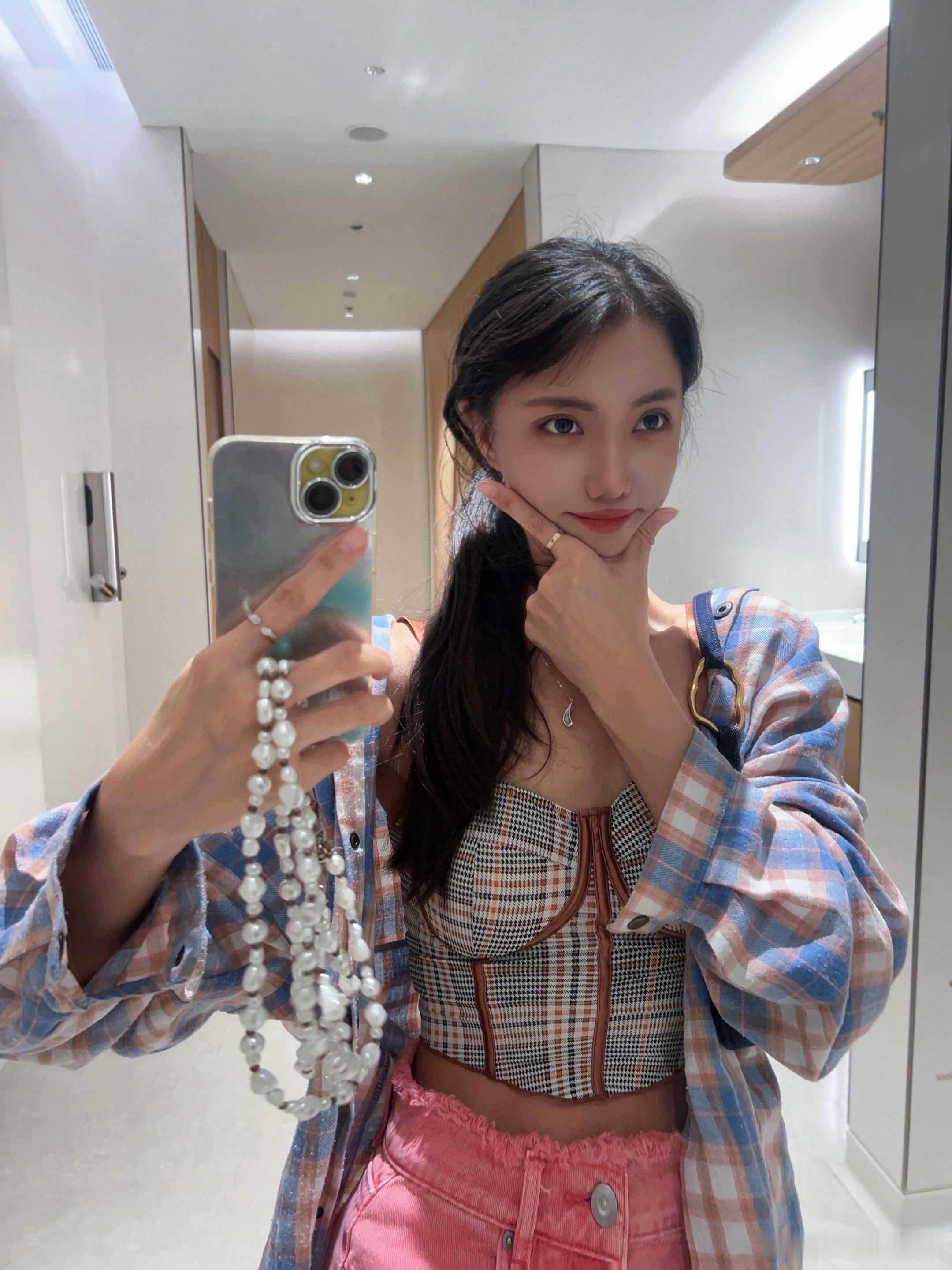 今天出门匆忙衣服乱搭的，没想到正好今天郁金香开花，和我裙子一个颜色，没画眼妆真的