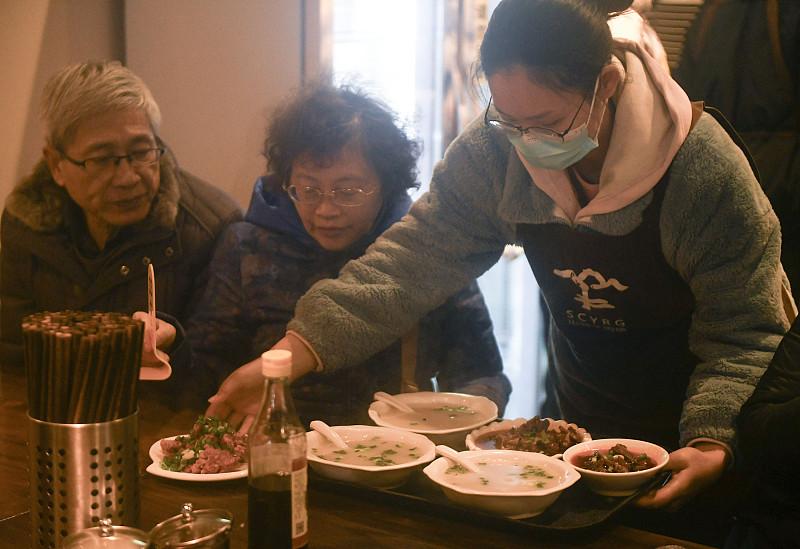 【原文】阿姨笑了，说：“我姓周，住前面那个小区，六楼。家里就我和我老伴，儿子在澳