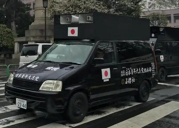 日本右翼曾叫嚣发话，说中国一旦跟日本开战，一亿日本人的愤怒将把中国掩盖。
日本右