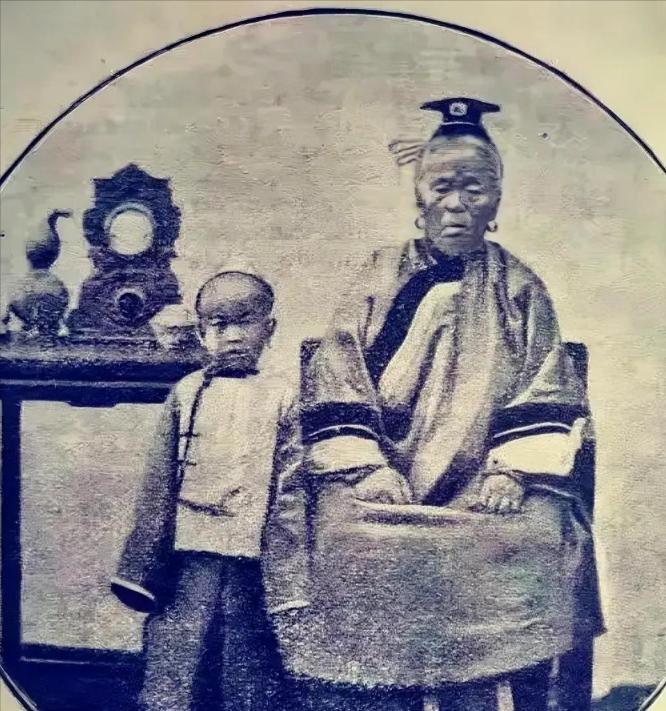 1868年，45岁的李鸿章看到母亲露在轿帘外的脚，忙低声说：“娘，你把脚往回收收