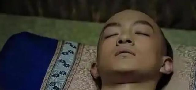 1766年，年仅25岁的永琪病逝。乾隆悲痛欲绝，按太子的规格举办了葬礼。可奇怪的