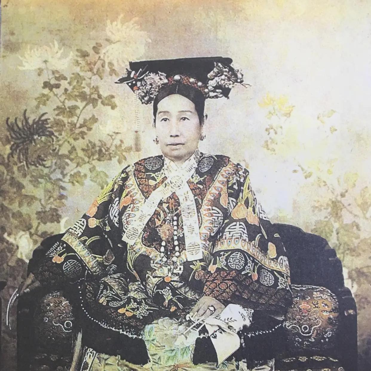 慈禧怎么会知道湘军内部并非铁板一块？答案是曾国藩主动告诉了她。
1862年11月