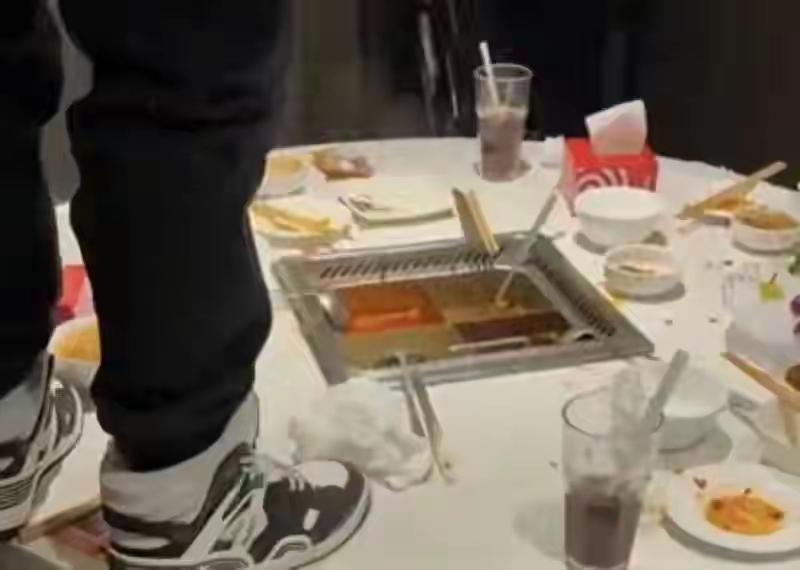 终于判了！海底捞“撒尿男孩”判赔220万，网友：无知不是免责权
 
今年2月24