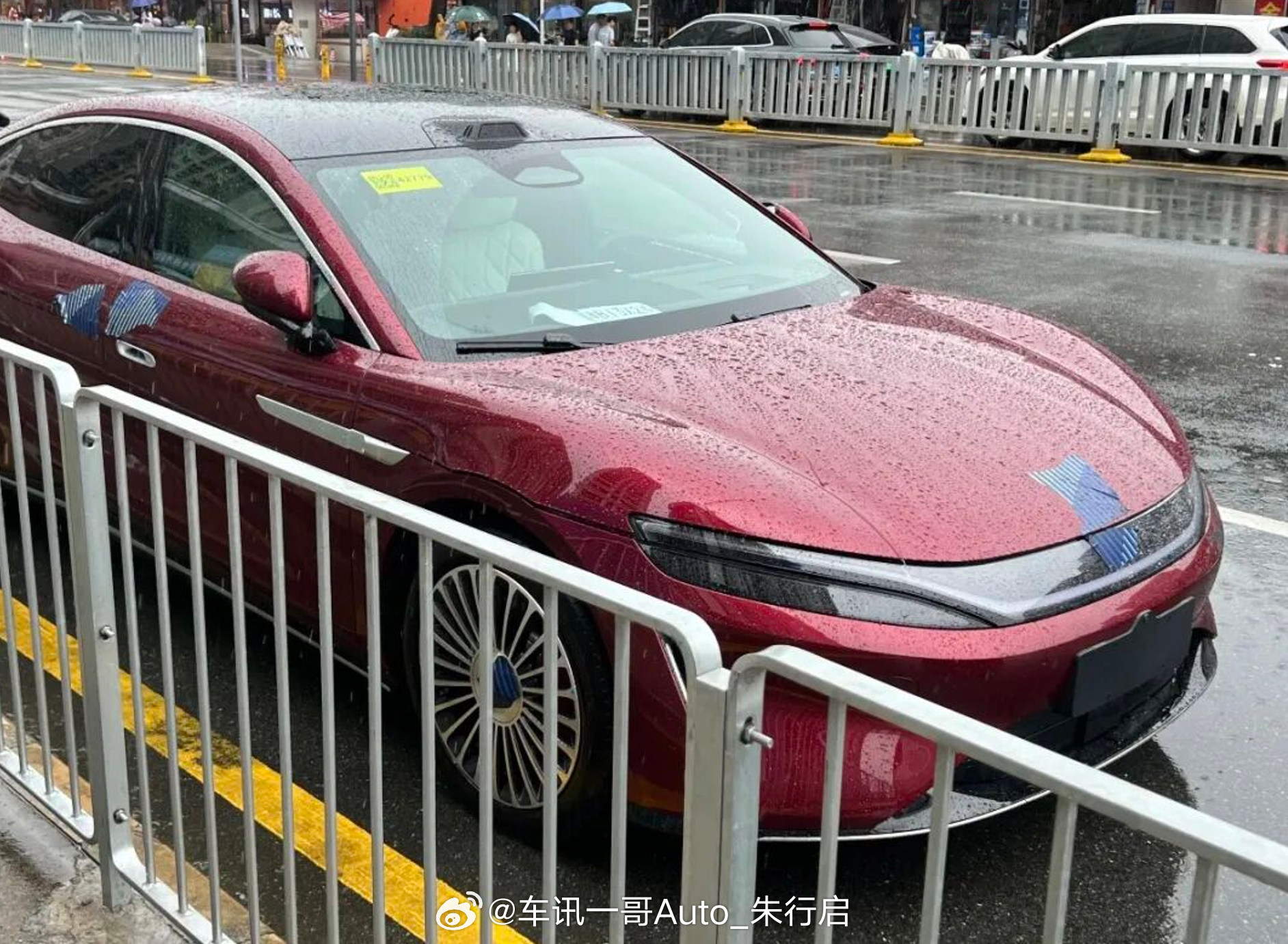 近日，比亚迪大汉无伪装实车照片正式出现在大众视野了，那也就寓意着离上市预售发布的