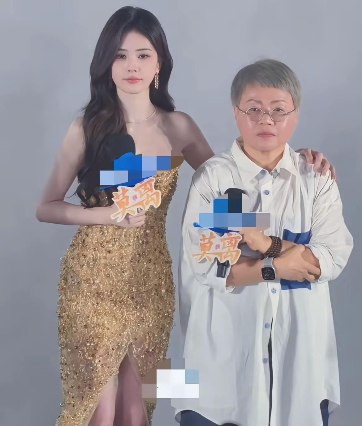 白鹿咋被骂的这么惨？
 
最近白鹿一直处在风口浪尖，掉了100多万粉，全平台到处