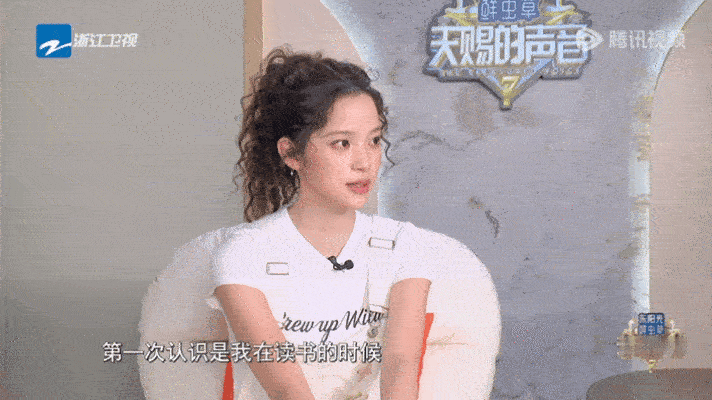 杨丞琳欧阳娜娜家庭式社交天赐的声音跨越十余年的温柔缘分，年少的一次相遇慢慢沉淀为