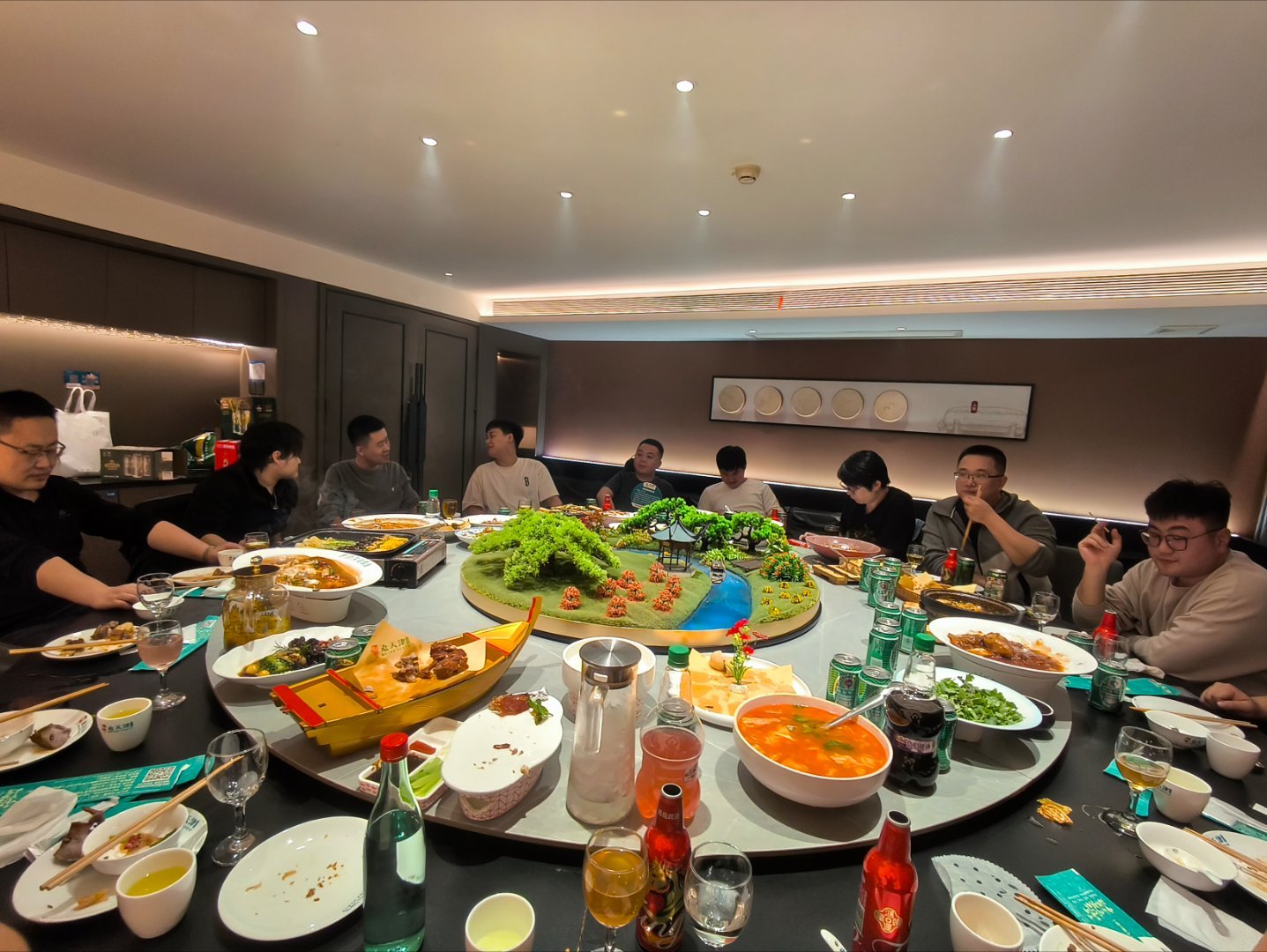 炉石传说 在酒店前台办入住，前面一群老哥也是来参加黄金赛，他们从青岛自驾来天津比