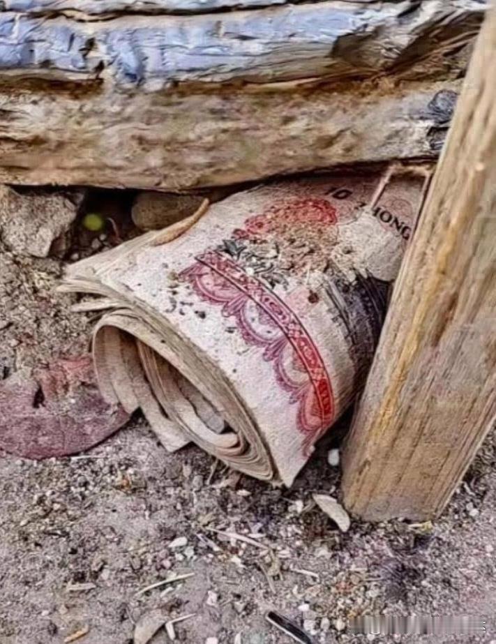 拆祖屋拆出580块旧钞，家人愁得不行。
不是钱太少，是这钱花不出去。10块钱一张